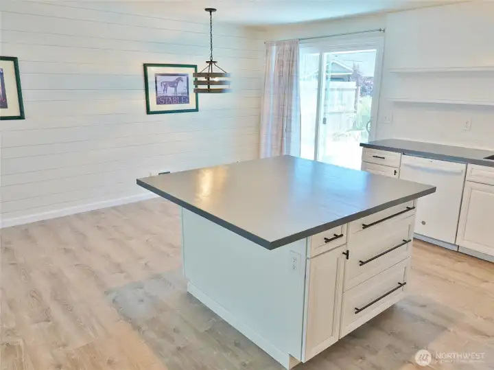 Large Island w/ Eating Bar.