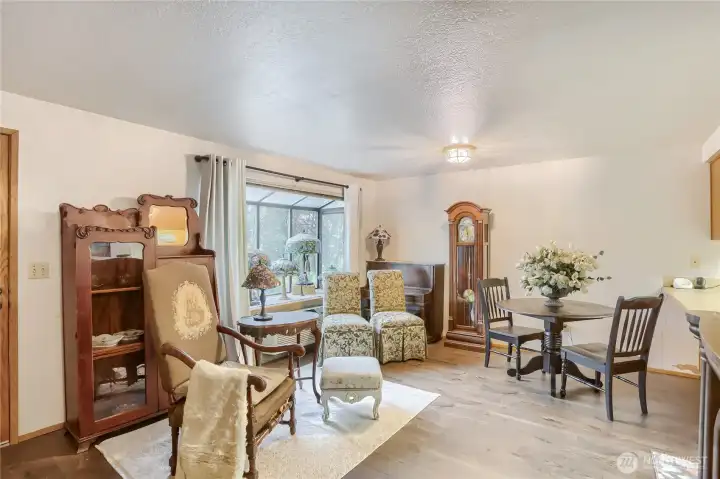 Light and bright living room with garden window
