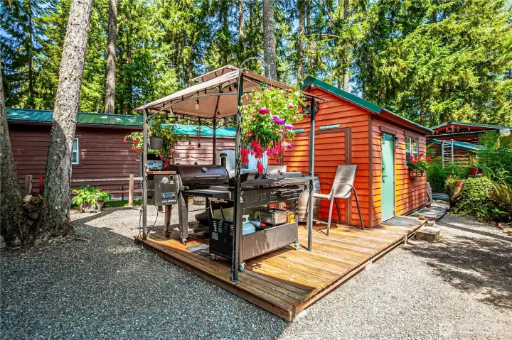 SHED WITH DECK JUST OUTSIDE, READY FOR YOUR BBQ