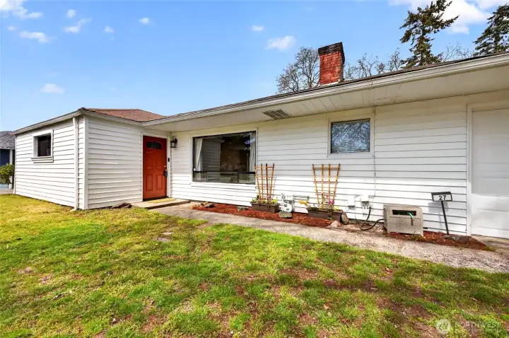 Addorable curb appeal front entrance of home