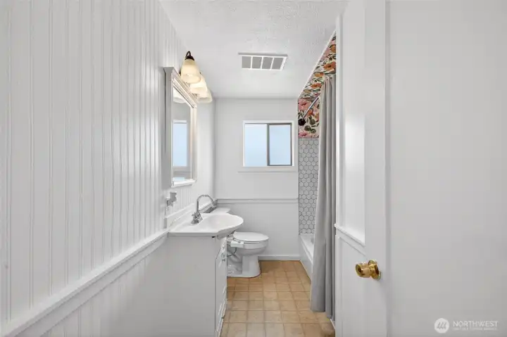 Main bathroom between bedrooms for easy access