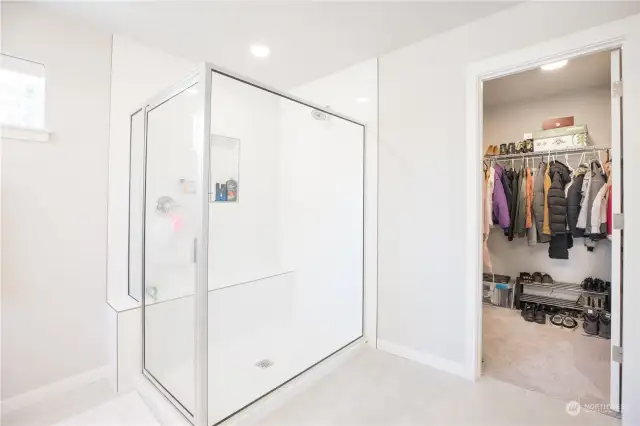 Primary Bath w/ Walk-In Closet