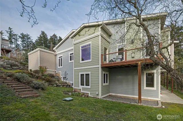 Side view showing the deck & lower level patio