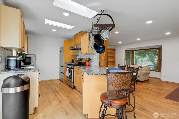 Kitchen/Side Bar