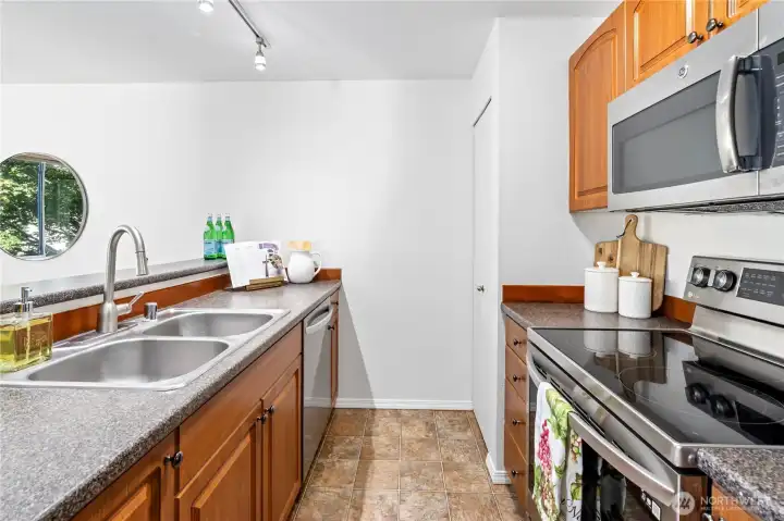 All newer 2023 sparkling stainless appliances - refrigerator, dishwasher, oven range - make this delightful kitchen ready for all your culinary creations.