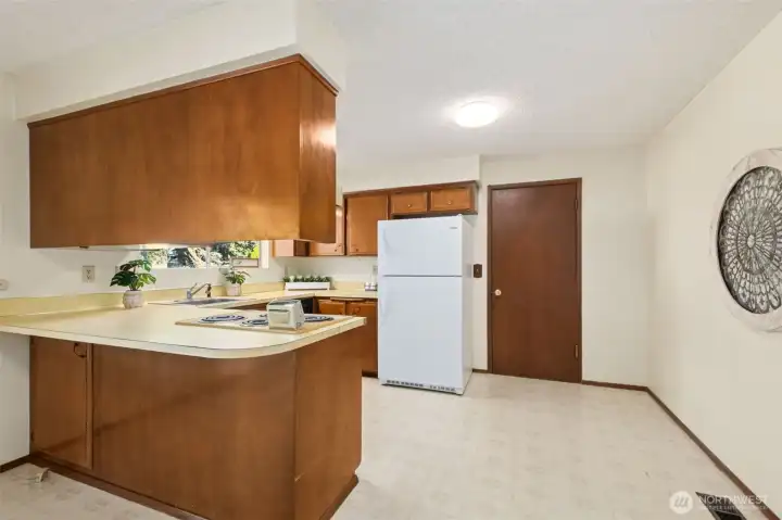 Here's the kitchen - a vintage charmer!