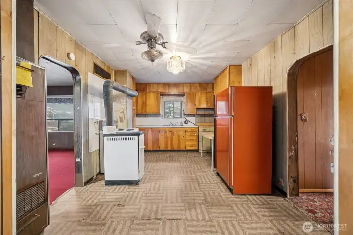 Open, user-friendly kitchen with an easy, functional layout.