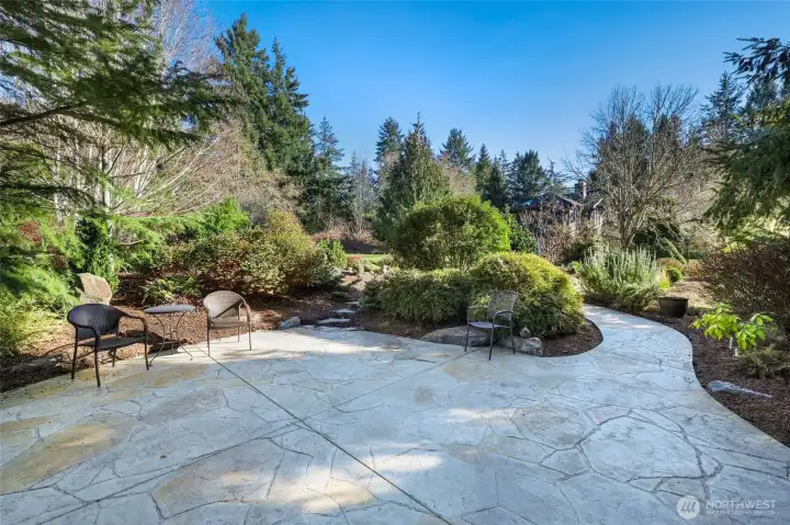 Large seating area on 2nd lot