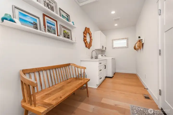 Huge Mudroom & Laundry - Garage access