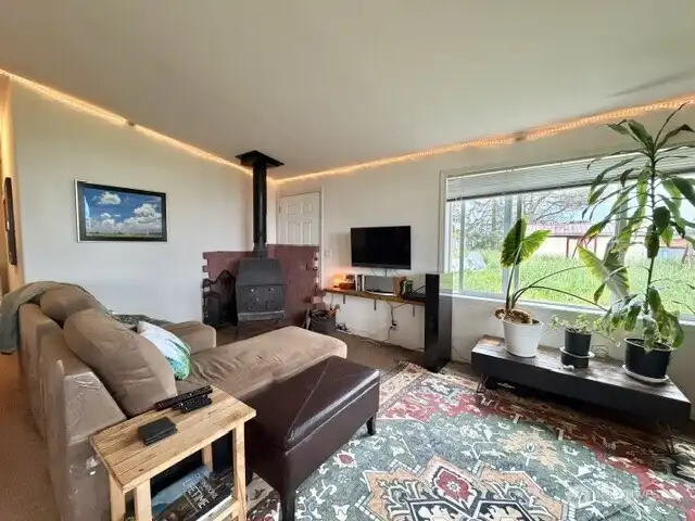 Another area of living room.
