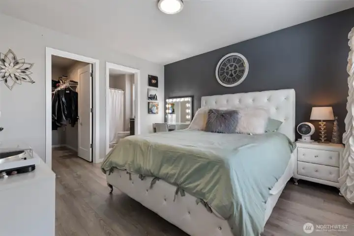 Junior suite with bathroom and walk-in closet