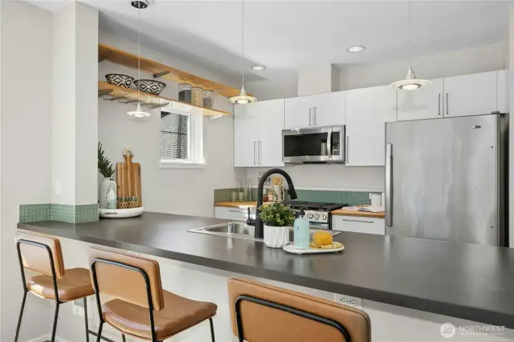 Open style kitchen with breakfast bar