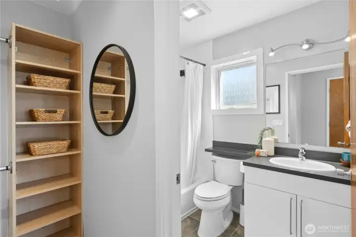 Primary en-suite bath