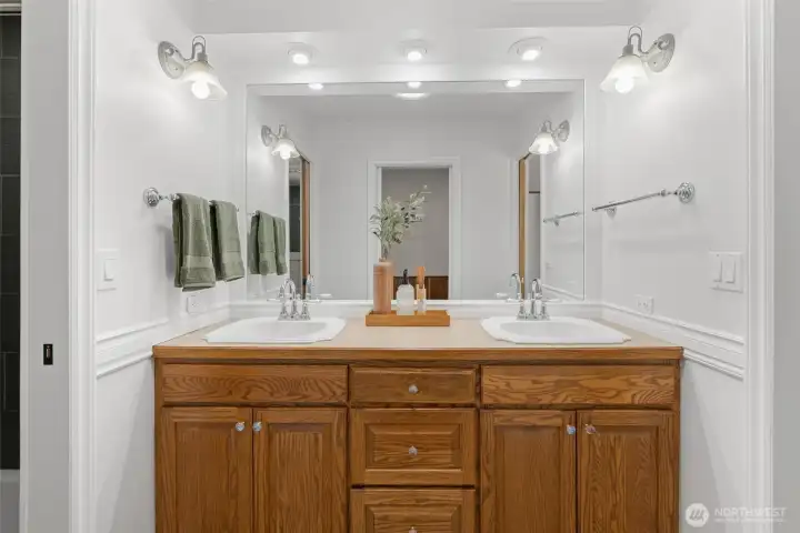 Second primary bedroom in suite bathroom.