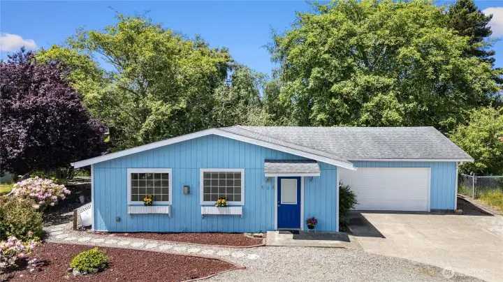 2 Bedroom 2 bathroom charmer super close to the beach and downtown.