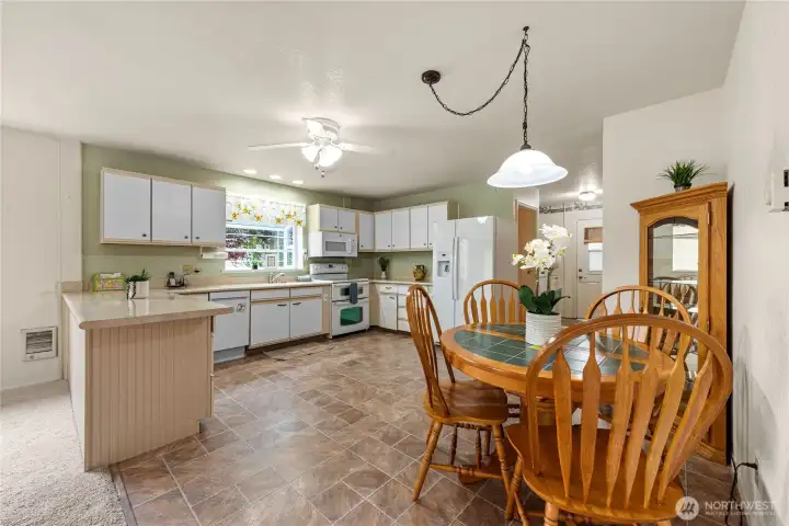 Fully equipped kitchen with lovely eating space
