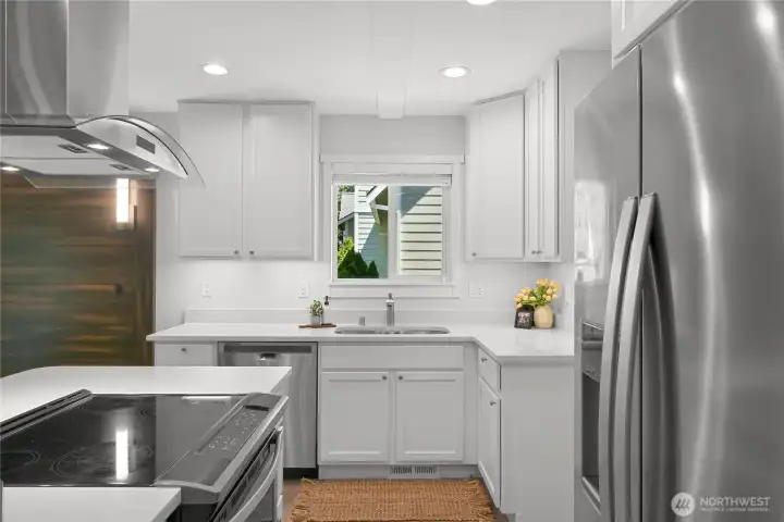 Bright white cabinetry, stainless appliances and classy white quartz countertops in the kitchen. Bright white cabinetry, stainless appliances and classy white quartz countertops in the kitchen.