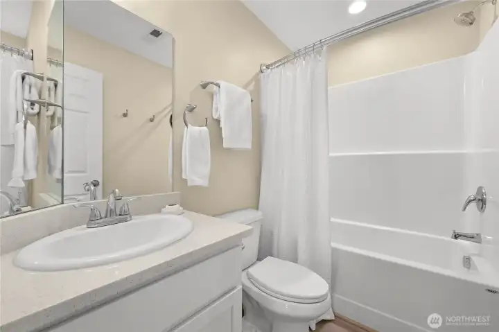 A full bathroom upstairs for the 2 bedrooms to share. A full bathroom upstairs for the 2 bedrooms to share.