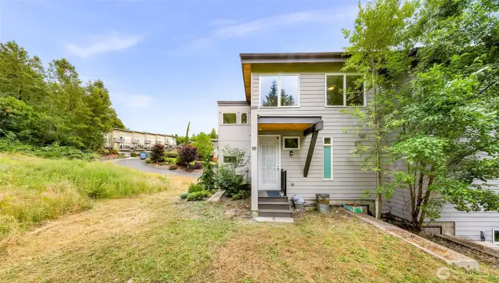 Back yard with extra side yard area! Back yard with extra side yard area!