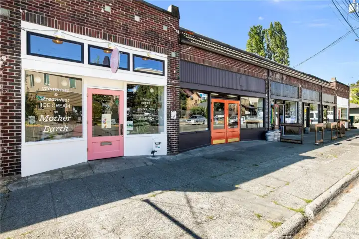 Close to neighborhood Cafes, Shops and Restaurants Close to neighborhood Cafes, Shops and Restaurants