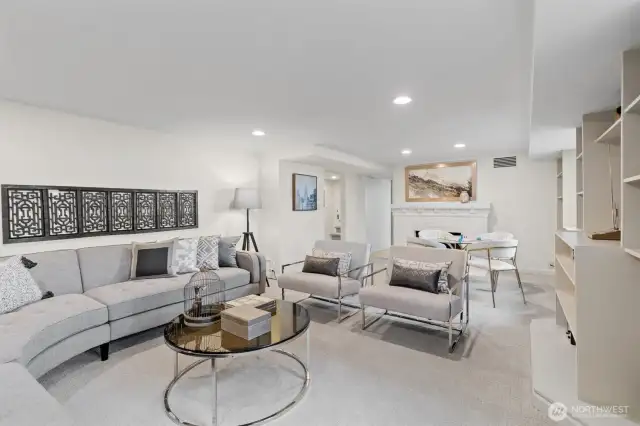 Family room w/ gas fireplace