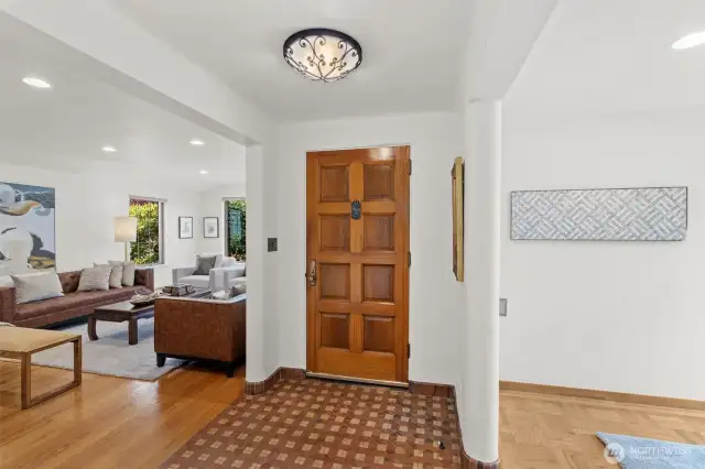 Foyer w/ living room on the left and dinning room on the right. Perfect layout for entertaining.
