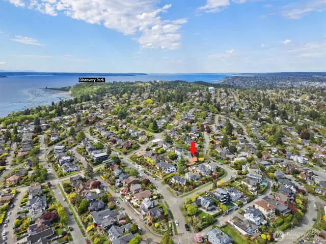 Less than a mile to Discovery Park