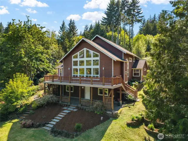 2,998 sq ft of well-designed living space offers versatility, and plenty of elbow room.