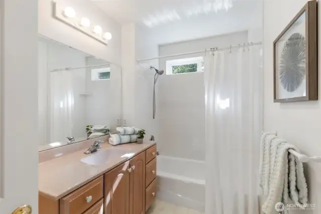 Upstairs full bathroom.