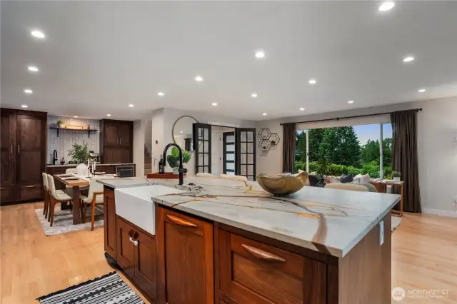 Gorgeous Large Island w/Quartzite Leather Finish Countertops
