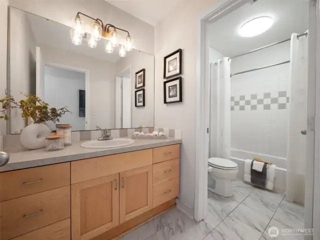 Upper Floor En-Suite Bathroom