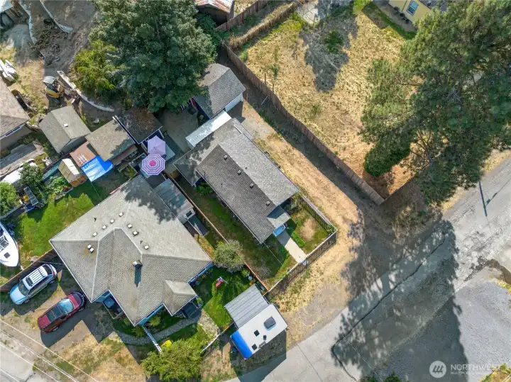 A bird’s-eye view showcases the fully-fenced yard, easy-care landscaping, and spacious driveway—all nestled in a friendly downtown Sumner neighborhood.
