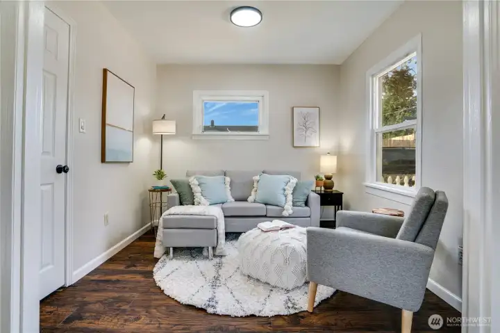 Sunlight streams through sunny windows, casting a gentle glow across this cozy living room—an ideal space to gather, unwind, and feel right at home.