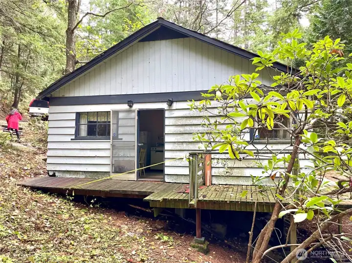 Cozy Fixer cabin plus additional lot 1.28 acres total