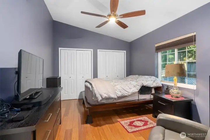 Secondary guest bedroom.