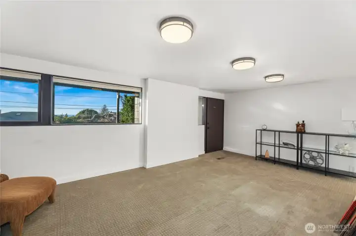 This room is so well-connected to the outdoors.