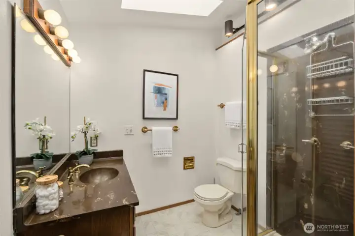 Ensuite bathroom (staged)