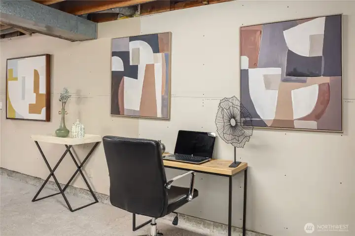 Extra room - possibly a home office?