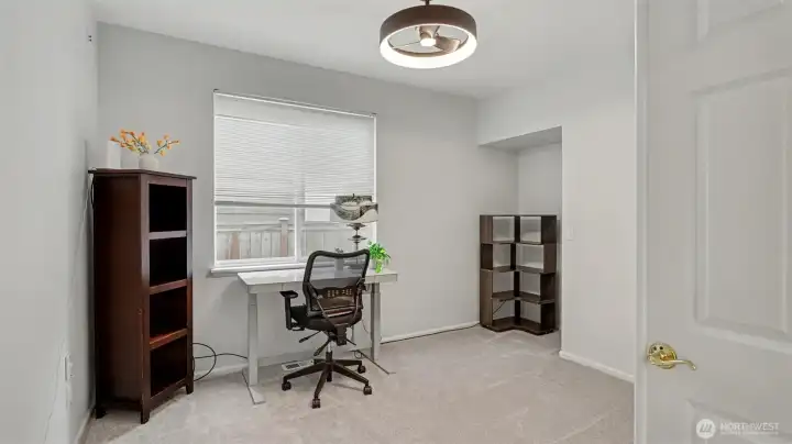 Flexible office space or guest room