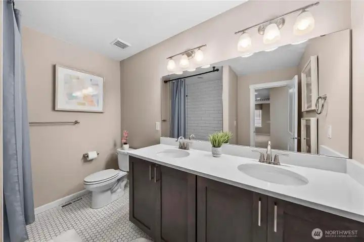 Upstairs full guest bath