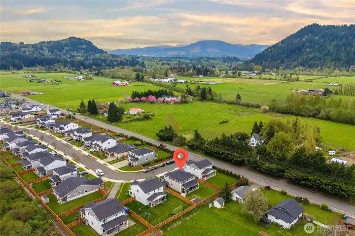 Surrounded by gorgeous mountain ranges & close to everything Enumclaw has to offer!