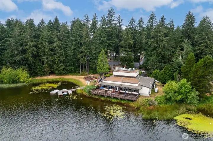 Set beside Lake Josephine, the Riviera Lakeshore Restaurant offers a relaxed island dining spot with beautiful lake views and tasty burgers.