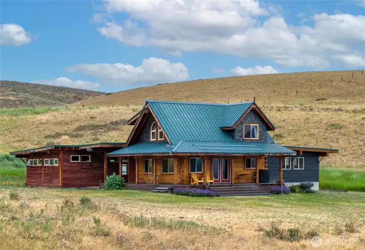 Hamilton Ranch retreat on 19.91 private acres in one of Winthrop's most desirable locations.