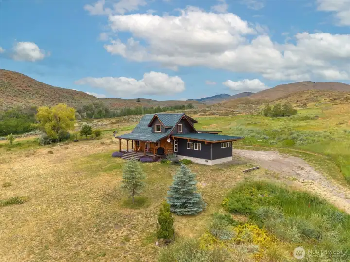 Open meadows, mature trees & sweeping territorial views.