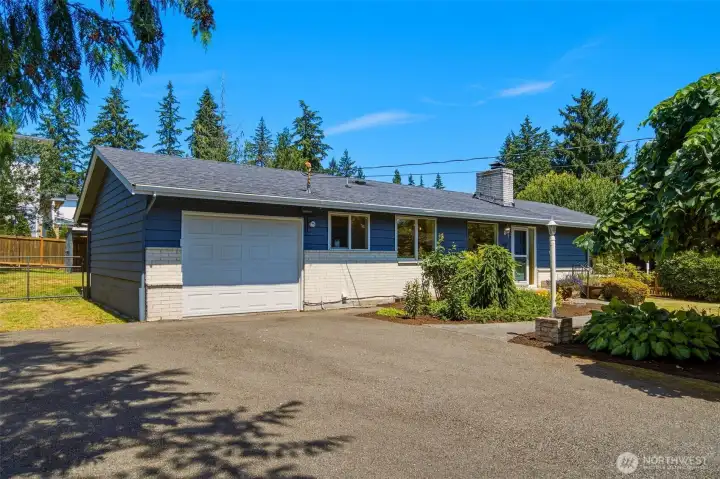 One Car garage with work bench. Parking on the side of the garage for your RV or Boat and plenty of driveway space to park as well. One Car garage with work bench. Parking on the side of the garage for your RV or Boat and plenty of driveway space to park as well.