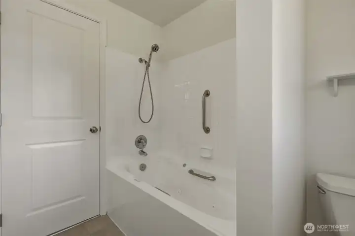 Jetted tub! Jetted tub!