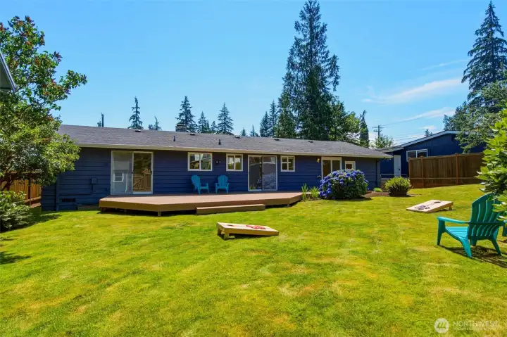 Plenty of room to roam in this back yard. Plenty of room to roam in this back yard.