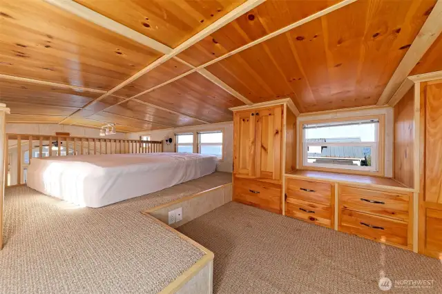Steeping loft with storage