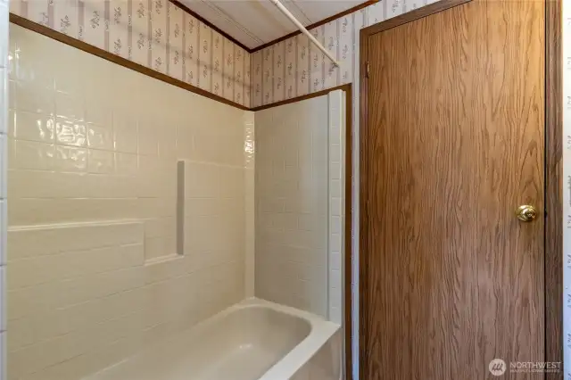 Tub/shower in guest bath