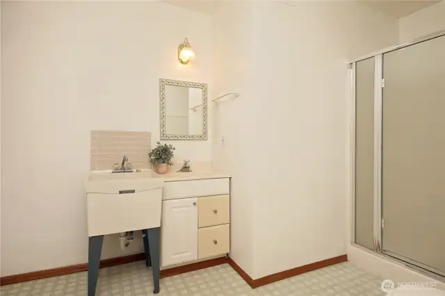 Shower and utility since in the lower bath.